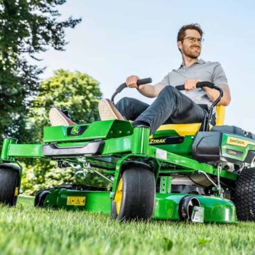 Murutraktor-John-Deere-Z320M_1 Murutraktor John Deere Z320M – JOHN DEERE – Z320M